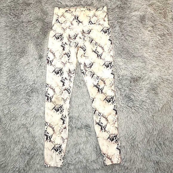 Fabletics SET: Sports Bra + Leggings with FREE Shirt - Picture 6 of 13